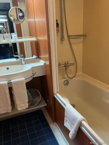 Cabin 8672 on Norwegian Star