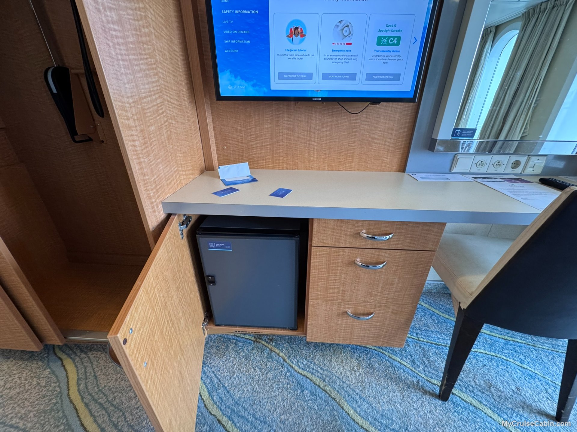 Cabin 12166 on Oasis of the Seas