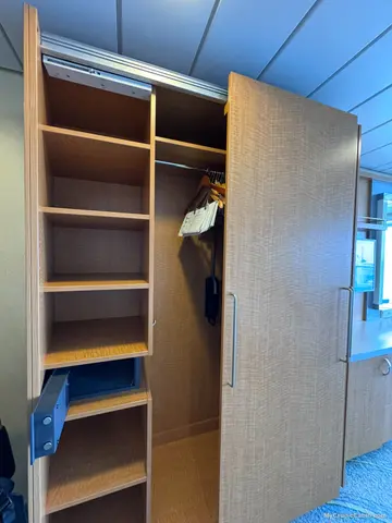 Cabin 12166 on Oasis of the Seas
