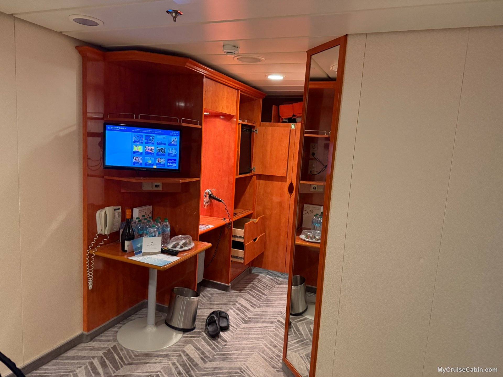 Cabin 8116 on Norwegian Dawn