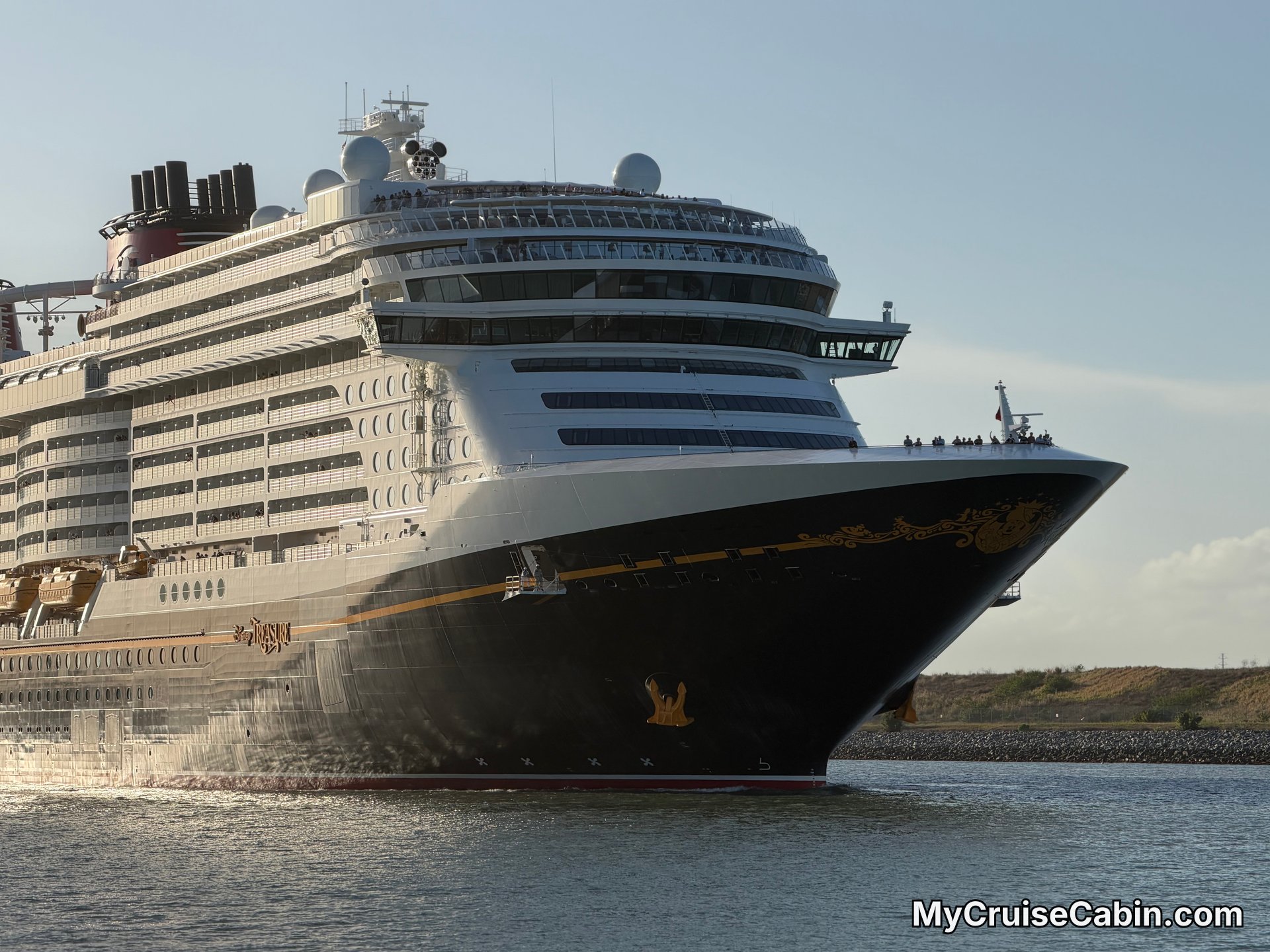 Disney Treasure Bow - Exterior