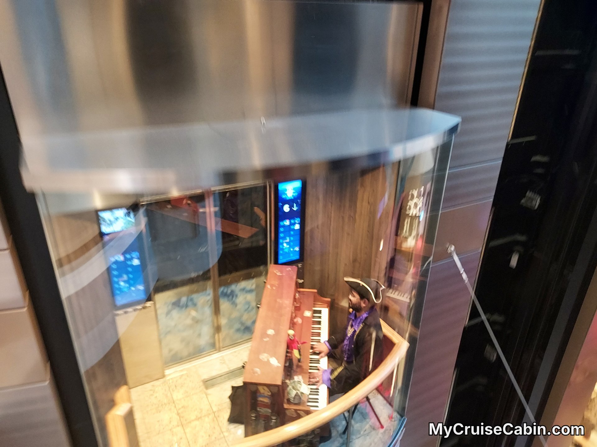 Wonder of the Seas Entertainment in the elevator - Other